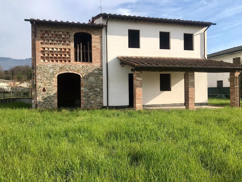 Villa in Vendita a Capannori, zona San Colombano, 390'000€, 190 m²