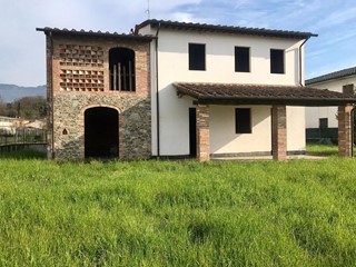 Villa in Vendita a Capannori, zona San Colombano, 390'000€, 190 m²