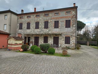 Casale in Vendita a Capannori, zona Lammari, 750'000€, 600 m², con Box