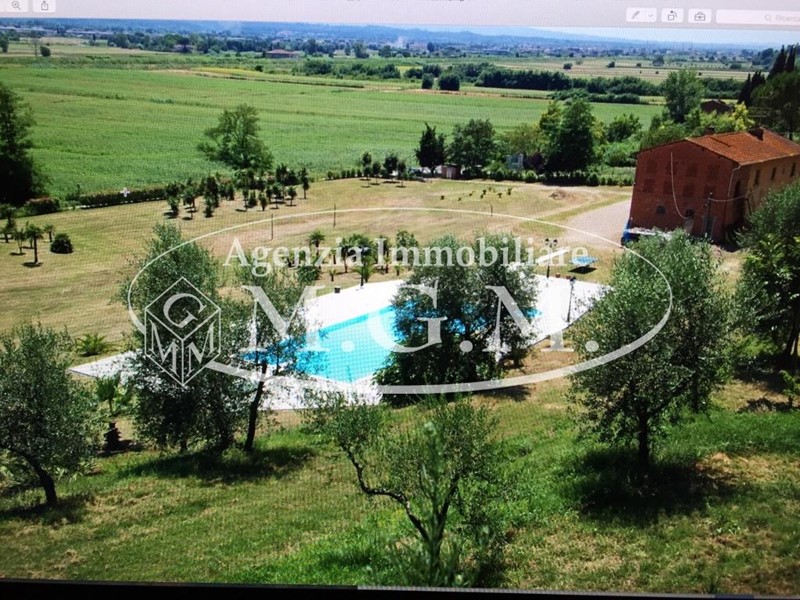 Casale in Vendita a Castelfranco di Sotto, 250'000€, 350 m², con Box