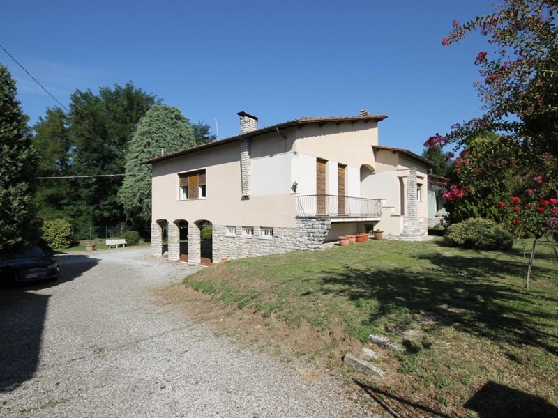 Villa in Vendita a Lucca, zona Ponte a Moriano, 330'000€, 230 m², con Box