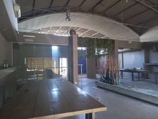 Capannone in Vendita a Pontedera, zona Il Chiesino, 140'000€, 250 m²