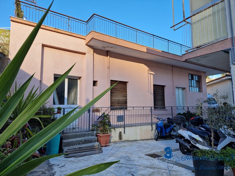 Casa Semi Indipendente in Vendita a Alassio, 198'000€, 185 m²