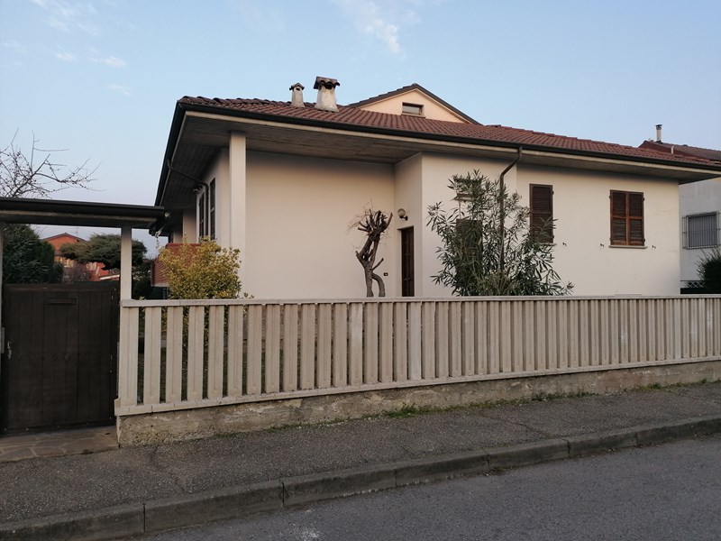 Villa bifamiliare in Vendita a Voghera, zona Pittori, 229'000€, 310 m², arredato
