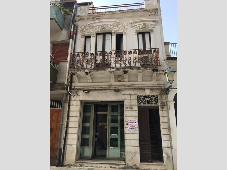 Immobile commerciale in Vendita a Vittoria, zona Via Cavour 