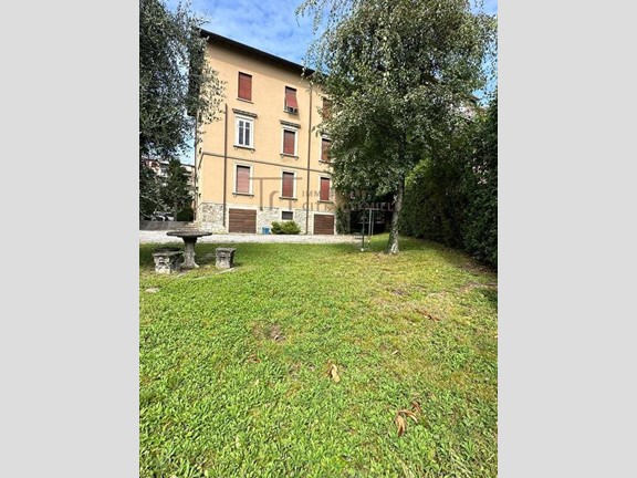 Appartamento in Vendita a Bergamo, zona Borgo S. Caterina, 950'000€, 500 m²