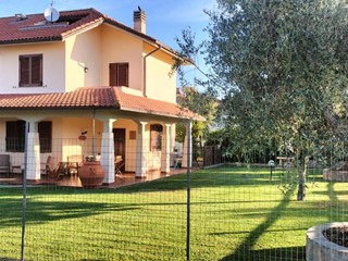 Villa bifamiliare in Vendita a Grosseto, zona Rispescia, 550'000€, 200 m², arredato, con Box