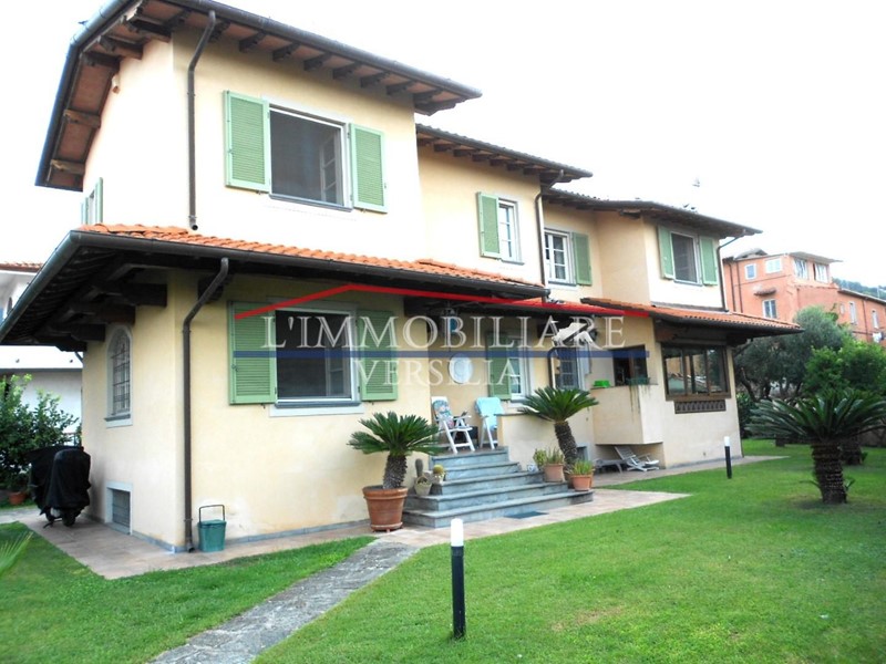 Villa in Vendita a Seravezza, zona Pozzi, 700'000€, 165 m², arredato