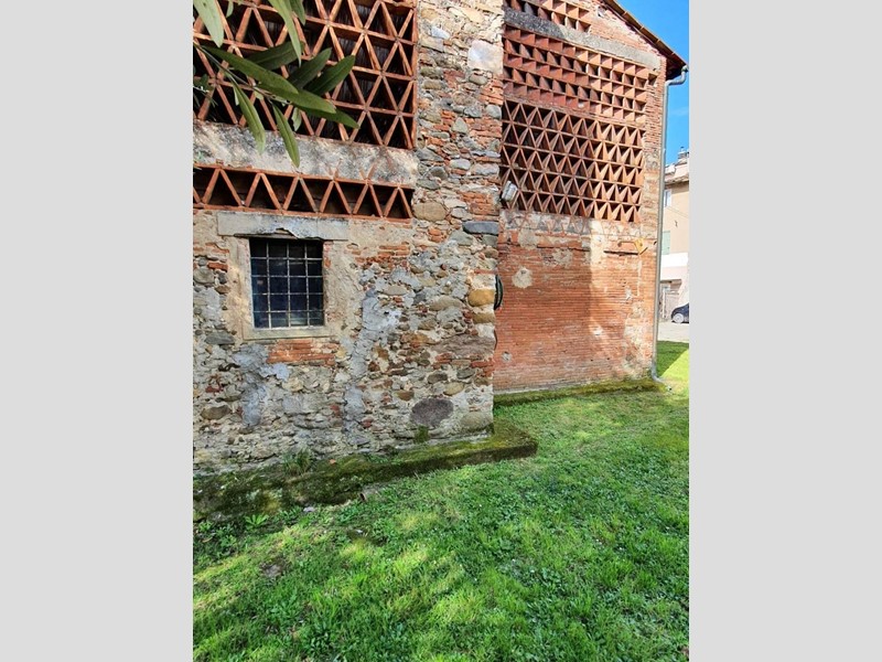 Casale in Vendita a Lucca, zona Tempagnano di Lunata, 109'000€, 120 m², con Box