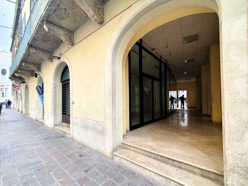 Immobile commerciale in Affitto a Brescia, zona CENTRO CITTA', 1'800€, 115 m²