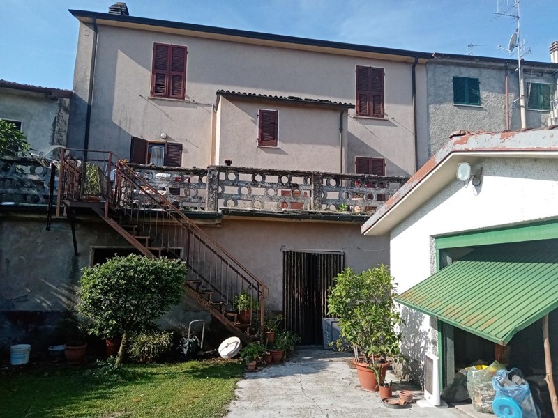 Casa Semi Indipendente in Vendita a Licciana Nardi, zona Terrarossa, 245'000€, 300 m², arredato, con Box