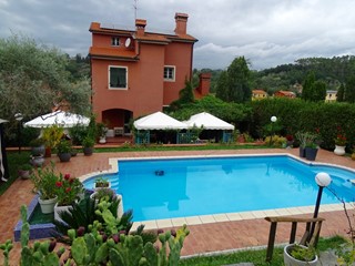 Casa Indipendente in Vendita a Sarzana, zona Nave, 850'000&euro;, 340 m²