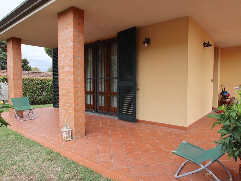 Villa in Vendita a Lucca, zona Nord, 495'000€, 270 m²