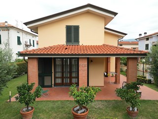 Villa in Vendita a Lucca, zona Nord, 495'000€, 270 m²