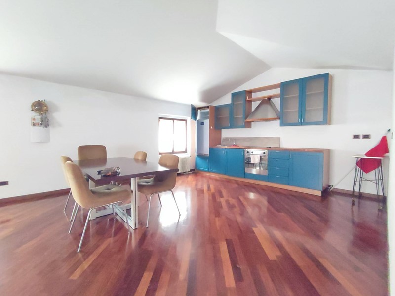 Attico in Affitto a Sarnico, 1'100€, 80 m², arredato