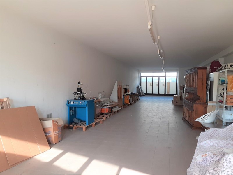 Magazzino in Vendita a Pontedera, zona Il Chiesino, 98'000€, 146 m²