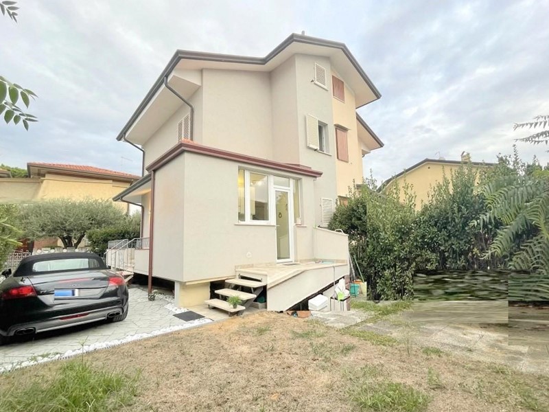 Villa bifamiliare in Vendita a Camaiore, zona Lido di Camaiore, 425'000&euro;, 100 m², arredato