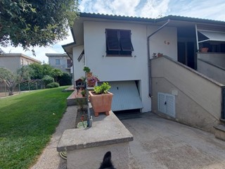 Villetta a schiera in Vendita a Campiglia Marittima, zona Venturina, 400'000&euro;, 124 m², arredato, con Box