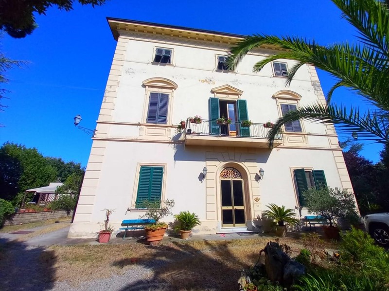 Villa in Vendita a Crespina Lorenzana, 870'000€, 500 m²