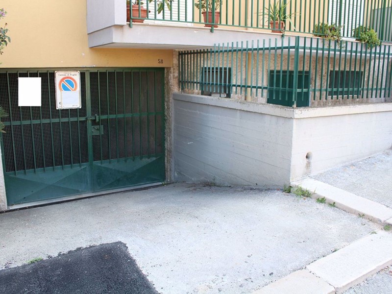 Magazzino in Vendita a Canosa di Puglia, 69'000€, 180 m²