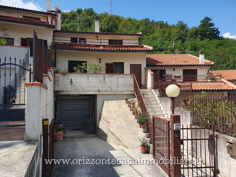 Villetta a schiera in Vendita a Ascoli Piceno, zona Lisciano, 269'000€, 232 m²