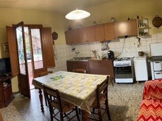 Casa Indipendente in Vendita a Vecchiano, zona Avane, 180'000€, 180 m²