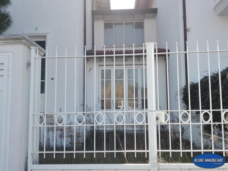 Villa bifamiliare in Vendita a Camaiore, zona Lido di Camaiore, 600'000&euro;, 195 m²