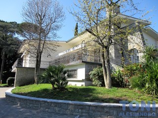 Villa in Vendita a Vinci, zona Sovigliana, 980'000€, 300 m², con Box