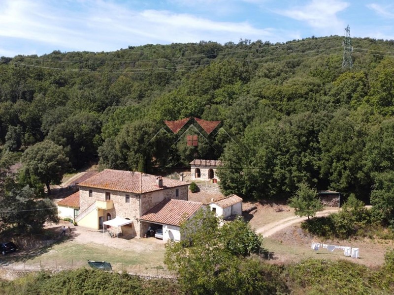 Casale in Vendita a Pomarance, zona Lustignano, 880'000€, 355 m², arredato, con Box