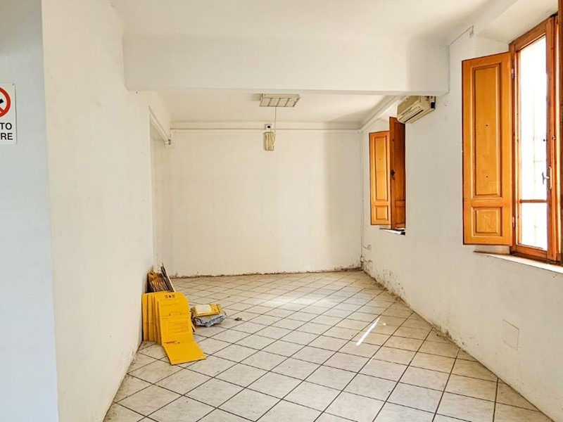 Immobile commerciale in Vendita a San Giuliano Terme, zona Pontasserchio, 45'000€, 53 m²