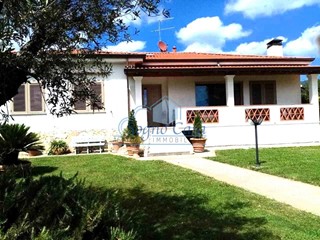 Villa in Vendita a Fosdinovo, zona Caniparola, 549'000€, 240 m², arredato