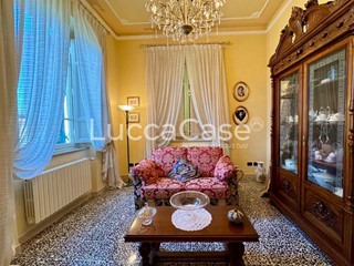 Villa in Vendita a Capannori, zona Santa Margherita, 450'000€, 160 m², arredato, con Box