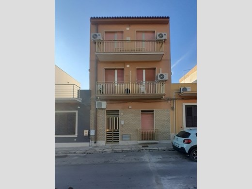 Casa Indipendente in Vendita a Avola, zona Piano del bosco, 220'000€, 237 m²