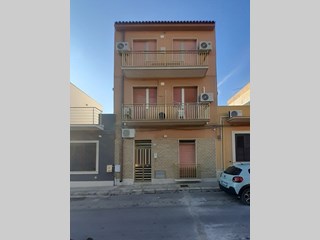 Casa Indipendente in Vendita a Avola, zona Piano del bosco, 220'000€, 237 m²