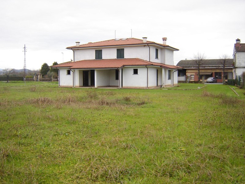 Villa bifamiliare in Vendita a Montecarlo, zona San Piero Luciani, 250'000€, 150 m²