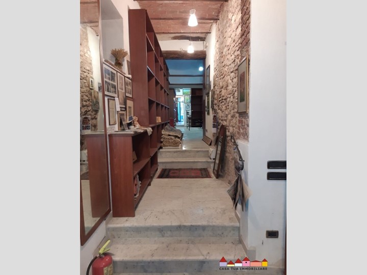 Negozio in Vendita a Carrara, 245'000€, 185 m²