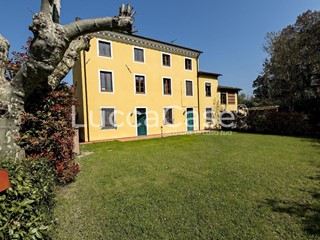 Appartamento in Vendita a Lucca, zona Arliano, 1'000'000&euro;, 430 m², arredato, con Box