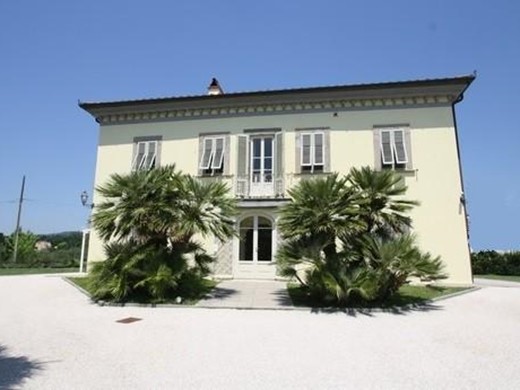 Villa in Vendita a Lucca, zona Monte San Quirico, 1'900'000€, 450 m², arredato