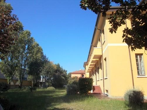 Immobile commerciale in Vendita a Carrara, zona Avenza, 3'400'000€, 2100 m²