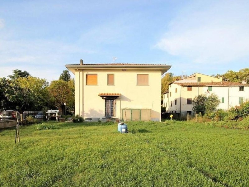 Villa in Vendita a Lucca, zona Monte San Quirico, 360'000€, 300 m²