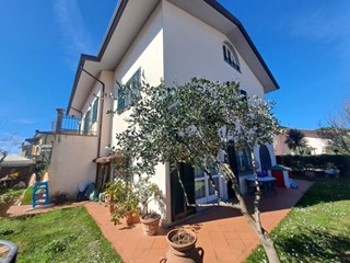 Casa Indipendente in Vendita a Massa, zona Marina di Massa, 730'000€, 400 m²