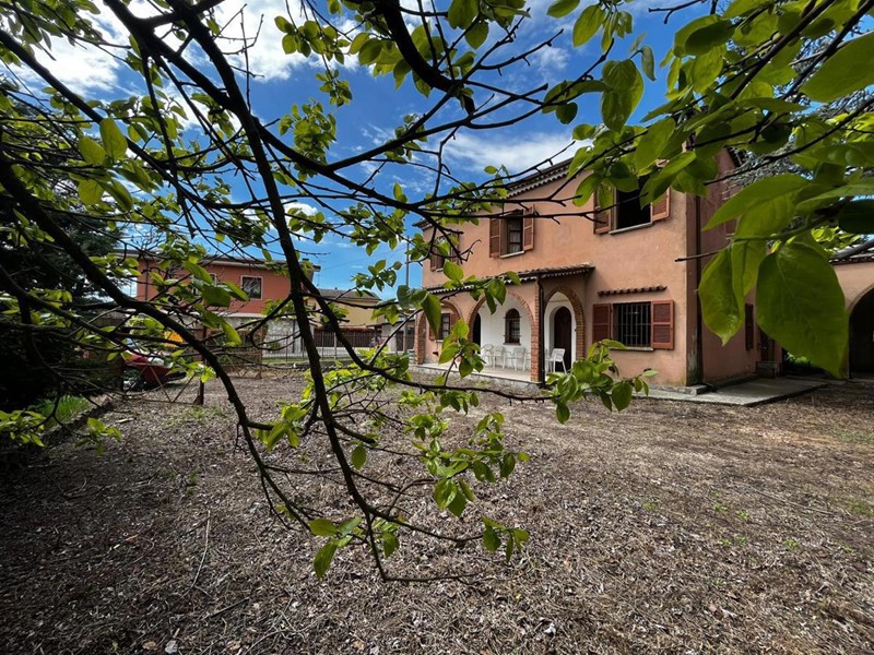 Casa Indipendente in Vendita a Barbianello, 150'000€, 350 m²