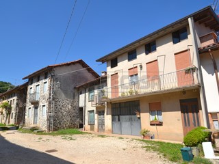 Casa Semi Indipendente in Vendita a Valdagno, zona COLLINARE, 46'000€, 350 m², con Box