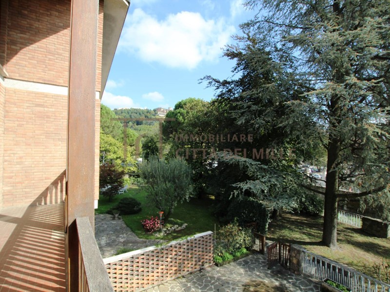 Villa bifamiliare in Vendita a Bergamo, zona Ospedale vecchio, 1'050'000€, 260 m²