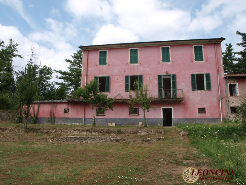 Casale in Vendita a Bagnone, 250'000€, 400 m²