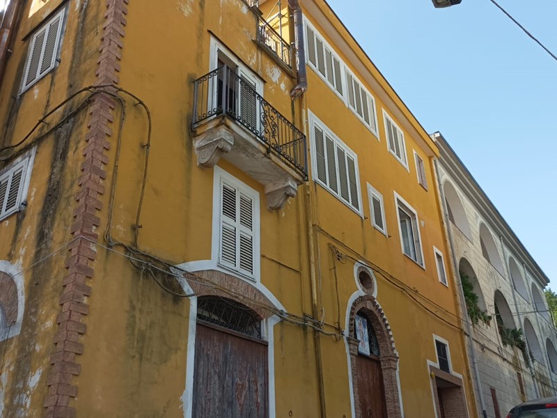 Trilocale in Vendita a Montecorvino Rovella, zona Via Diana, 7, 125'000&euro;, 130 m²