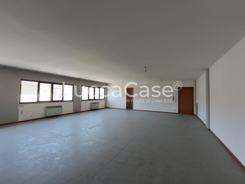 Ufficio in Affitto a Capannori, 1'000€, 111 m²