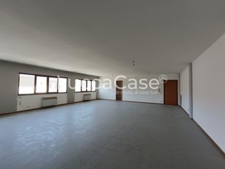 Ufficio in Affitto a Capannori, 1'000€, 111 m²