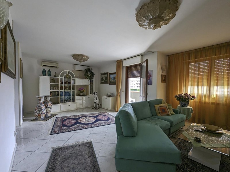 Appartamento in Vendita a Grosseto, 540'000€, 200 m², arredato, con Box