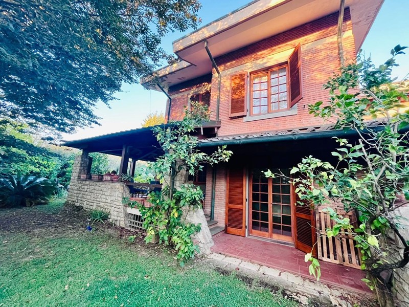 Casa Semi Indipendente in Vendita a Montignoso, 600'000&euro;, 370 m², con Box